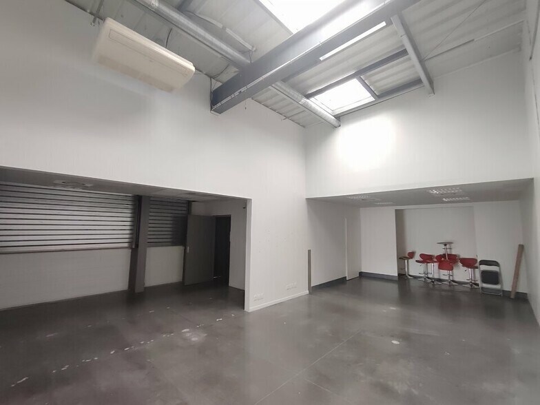 Retail in Bourgoin-Jallieu to rent - Interior Photo - Image 3 of 5