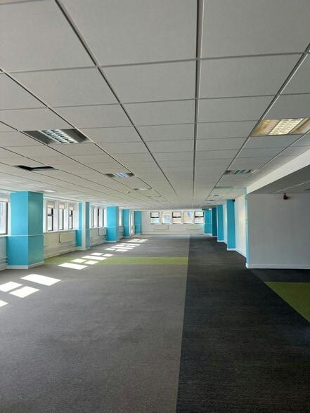 Market St, Halifax to rent - Building Photo - Image 3 of 9