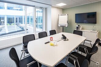 220 Wharfedale Rd, Wokingham to rent Interior Photo- Image 2 of 16