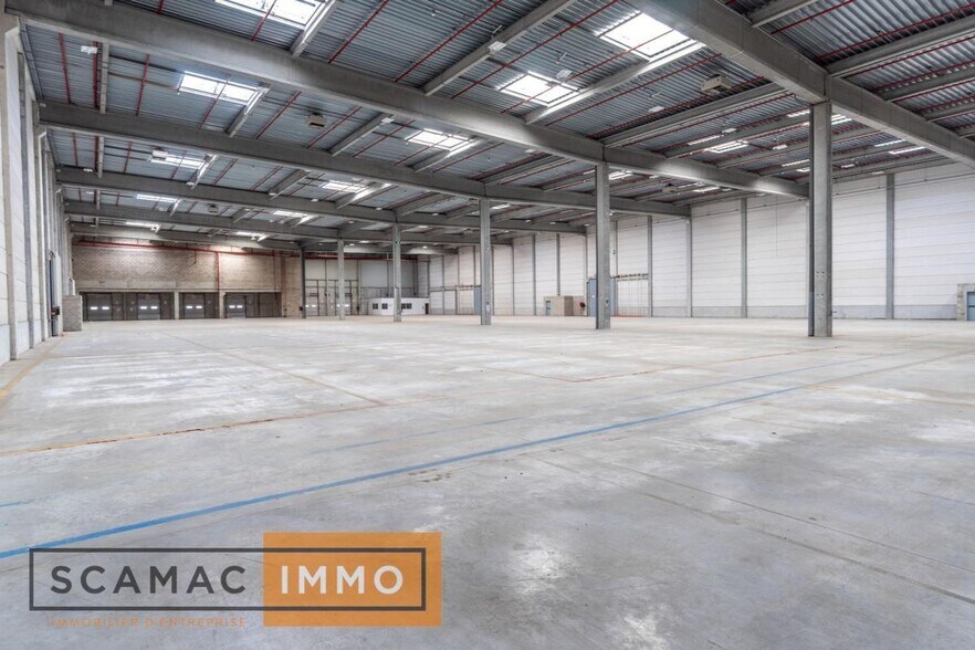 Industrial in Combs-la-Ville to rent - Building Photo - Image 1 of 12