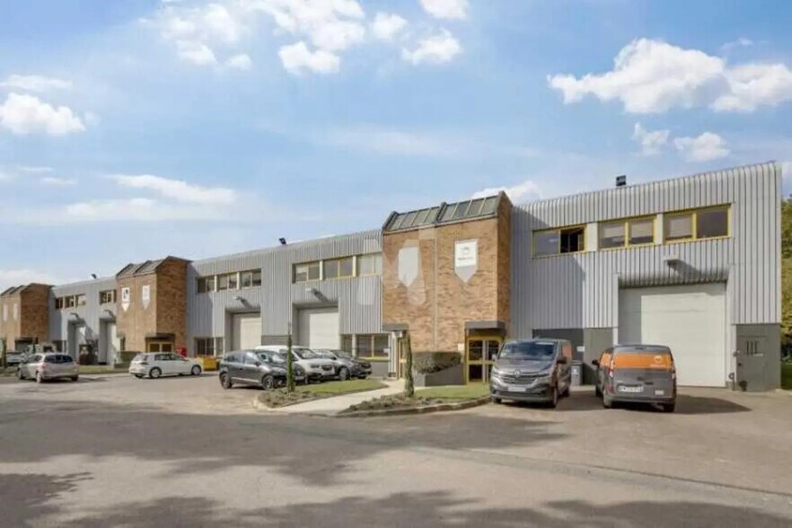 Light Industrial in Buc to rent - Building Photo - Image 2 of 9