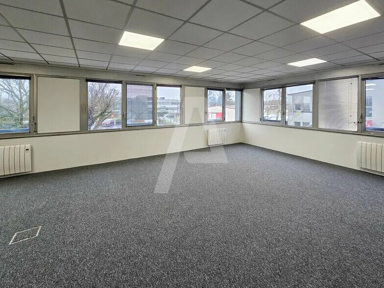 Office in Massy to rent - Interior Photo - Image 1 of 6
