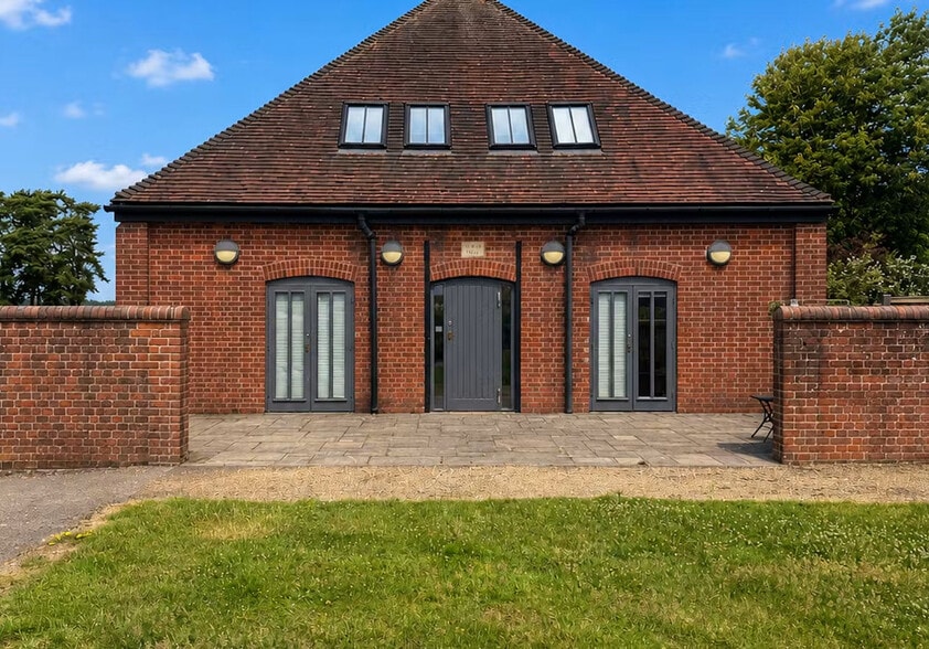 Manor Ct, Basingstoke to rent - Building Photo - Image 2 of 3