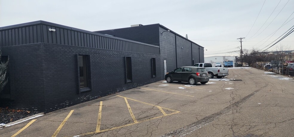 2468-2470 Industrial Row Dr, Troy, MI to rent - Building Photo - Image 3 of 14