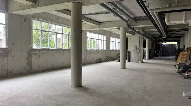 Light Industrial in RUE MAURICE GUNSBOURG to rent Interior Photo- Image 1 of 4