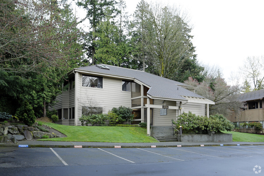 2135 112th Ave NE, Bellevue, WA for rent - Building Photo - Image 1 of 3