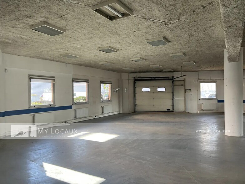 Light Industrial in Nanterre to rent - Interior Photo - Image 2 of 5