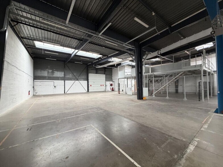 Light Industrial in Dardilly to rent - Interior Photo - Image 3 of 14