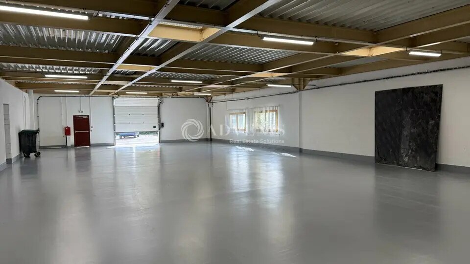 Light Industrial in Croissy-Beaubourg to rent Interior Photo- Image 1 of 8