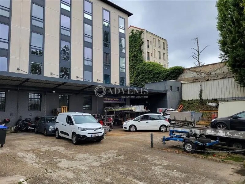 Light Industrial in Saint-Denis to rent Building Photo- Image 1 of 3