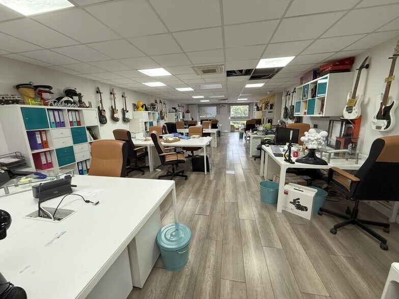 Light Industrial in Courbevoie to rent - Interior Photo - Image 3 of 8