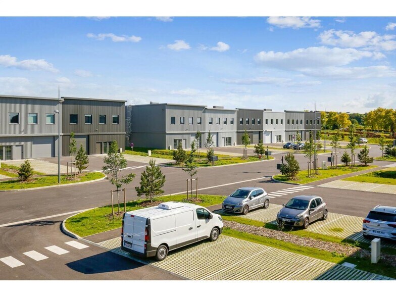 Light Industrial in Roissy-en-France to rent - Building Photo - Image 1 of 10
