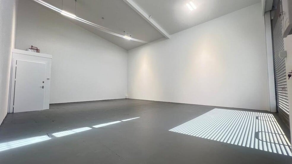 Scrubs Ln, London to rent - Building Photo - Image 2 of 5