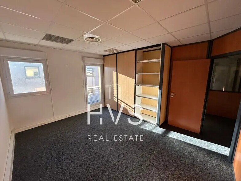 Office in Aix-en-Provence to rent - Building Photo - Image 2 of 6