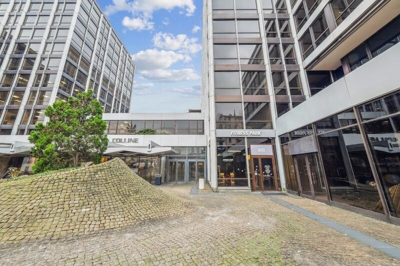 4-6 Rue D'Orleans, Saint-Cloud to rent Building Photo- Image 1 of 15