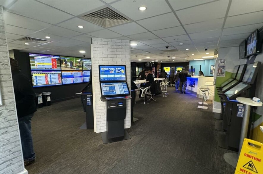 1-3 Crown St, Brentwood for sale - Interior Photo - Image 3 of 3