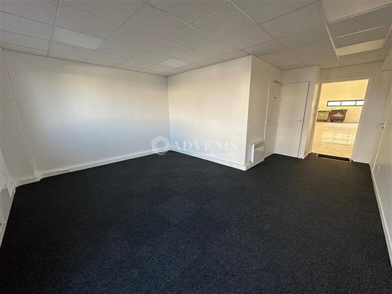 Light Industrial in Moissy-Cramayel to rent - Interior Photo - Image 3 of 7