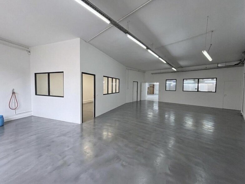 Light Industrial in Paris to rent - Interior Photo - Image 2 of 5