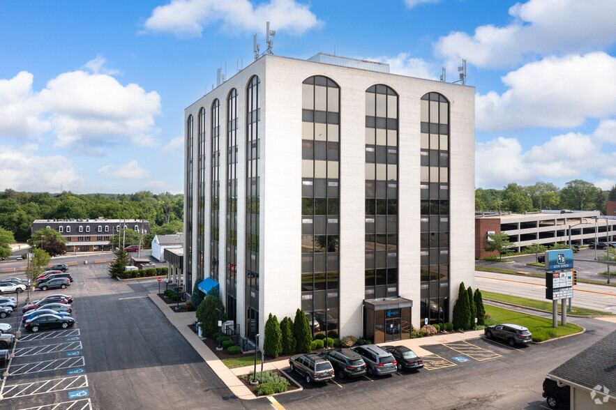 Rockford Suburban Office Portfolio portfolio of 3 properties for sale on LoopNet.co.uk - Primary Photo - Image 1 of 3