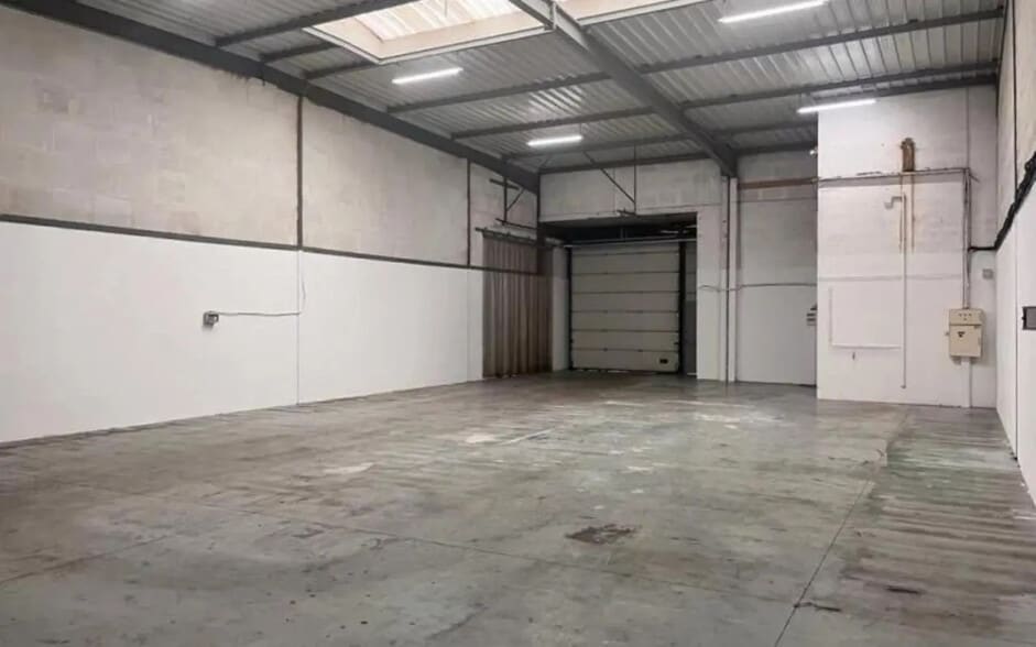 Light Industrial in Bondy to rent - Interior Photo - Image 2 of 9