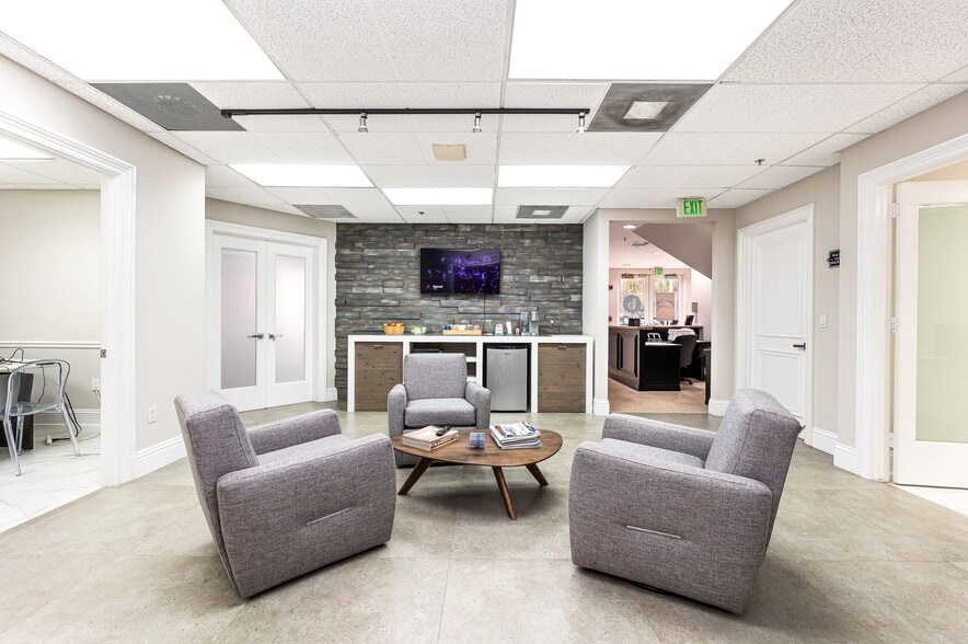 1200 S Rogers Cir, Boca Raton, FL for sale - Interior Photo - Image 1 of 1