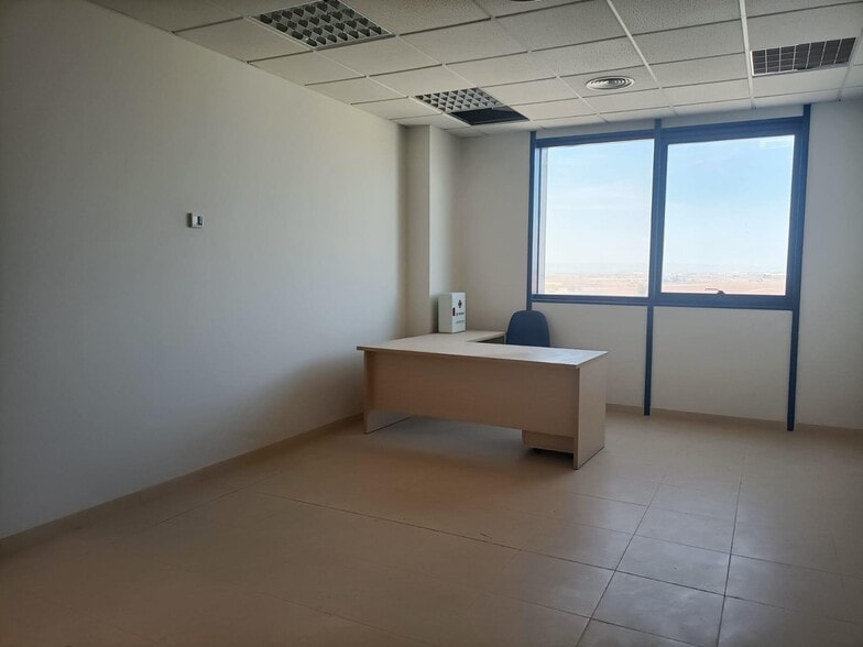 Office in Seville, Sevilla to rent - Building Photo - Image 2 of 13
