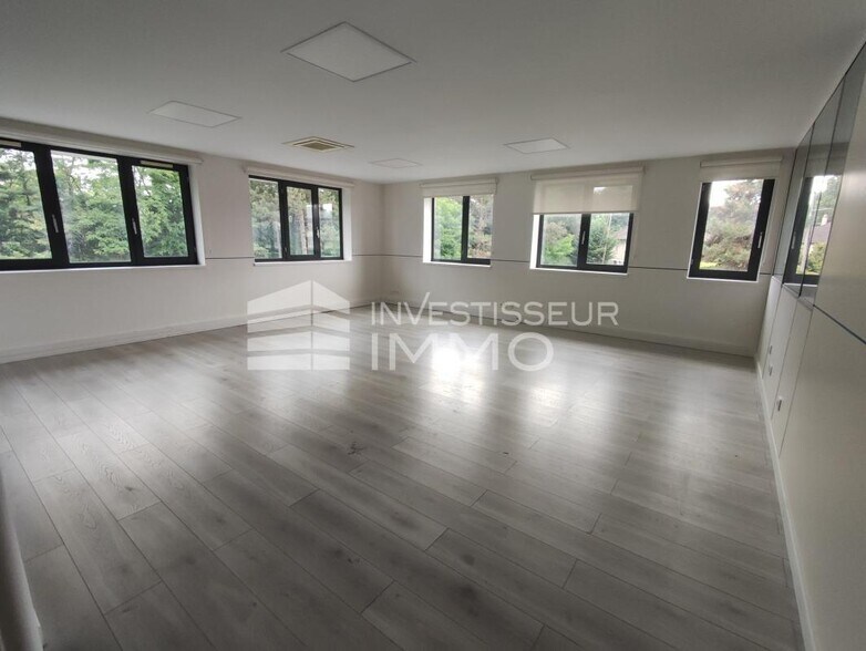 Office in Noisy Le Grand to rent - Interior Photo - Image 2 of 5