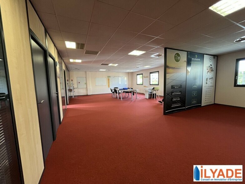 Office in Aubagne to rent - Interior Photo - Image 1 of 4
