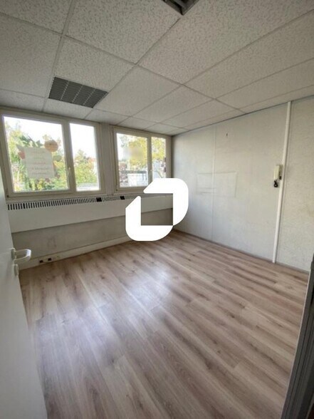 Office in Sèvres to rent - Interior Photo - Image 2 of 15