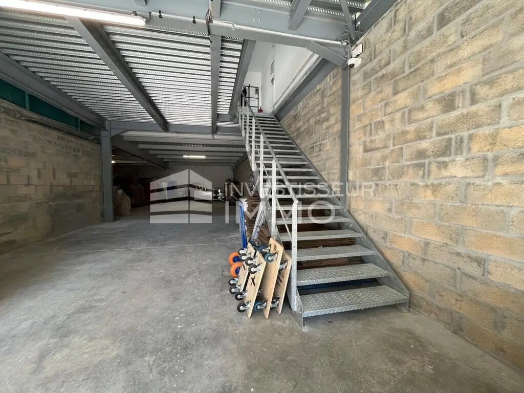 Location Local d'activités 330 m² - Photo 1