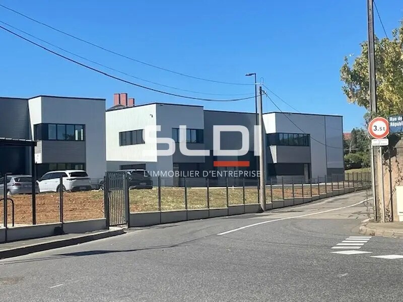 Light Industrial in OULLINS-PIERRE-BÉNITE for sale Building Photo- Image 1 of 12