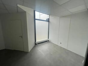 Retail in Cergy to rent Interior Photo- Image 1 of 14