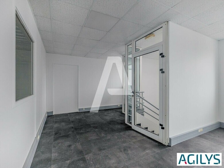 65 Avenue Georges Politzer, Élancourt to rent - Interior Photo - Image 3 of 9