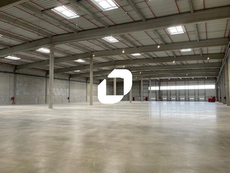 Industrial in Le Thillay to rent - Interior Photo - Image 2 of 12