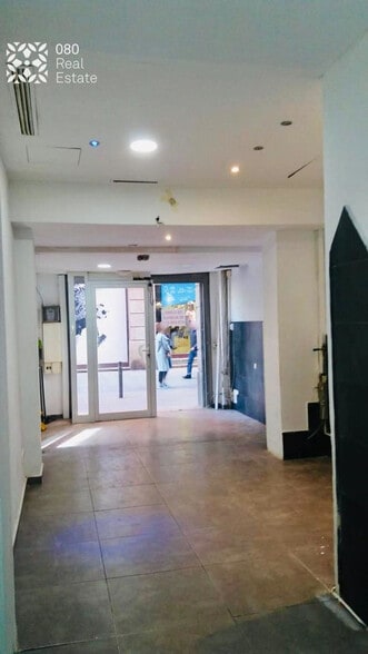 Retail in Barcelona, Barcelona to rent - Interior Photo - Image 2 of 2