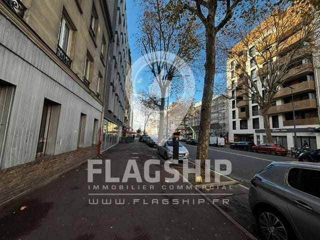 Retail in Clichy to rent - Building Photo - Image 2 of 2