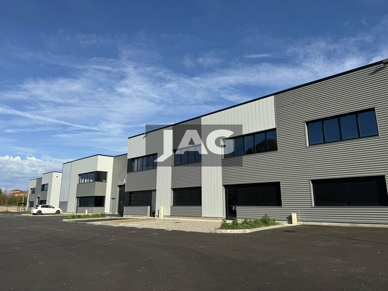 Light Industrial in Pierre-Bénite for sale - Building Photo - Image 3 of 14