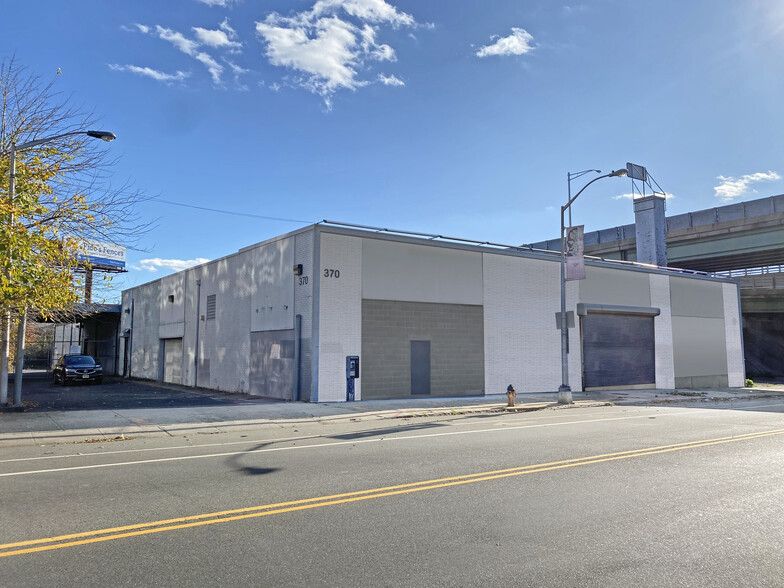 370 Elizabeth Ave, Newark, NJ for sale - Building Photo - Image 1 of 1