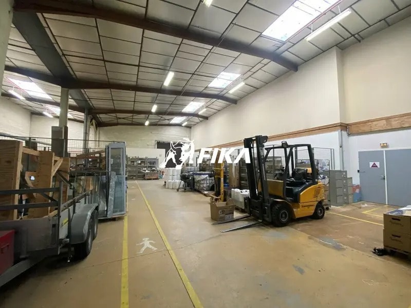 Location Local d'activités 1 150 m² - Photo 1