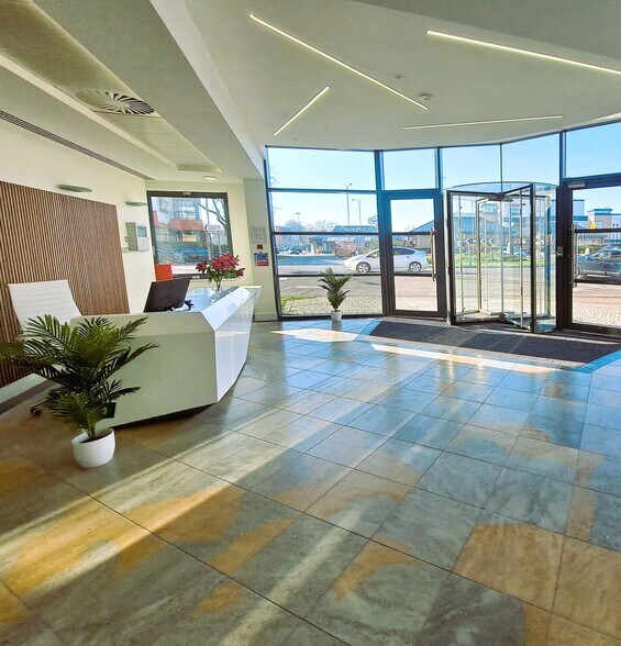 High St, Crawley to rent - Interior Photo - Image 2 of 5