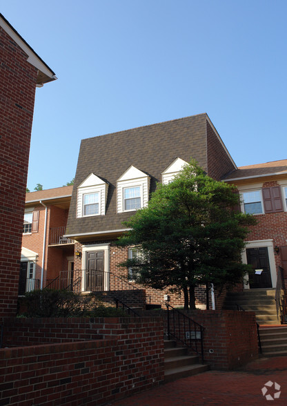 119 Rowell Ct, Falls Church, VA for rent - Building Photo - Image 2 of 2