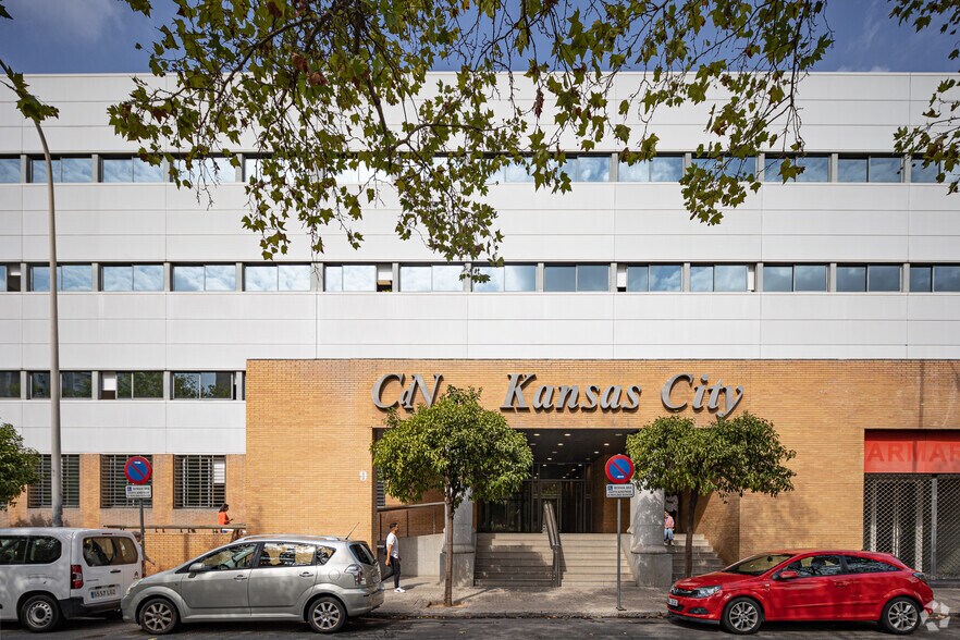 Avenida Kansas City, 9, Seville, Sevilla to rent - Building Photo - Image 3 of 4