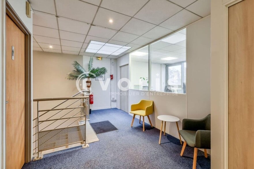 Industrial in Saint-Thibault-des-Vignes to rent - Lobby - Image 3 of 3