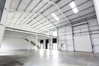 5-7 Orbis, Westcott to rent Interior Photo- Image 2 of 15