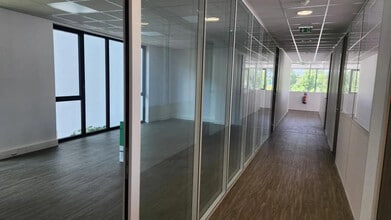Office in Croissy-Beaubourg to rent Interior Photo- Image 1 of 6