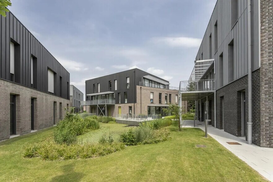 61 Rue De La Cimaise, Villeneuve-d'Ascq to rent - Building Photo - Image 2 of 11