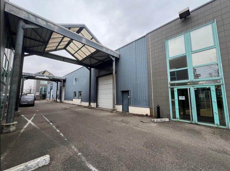 Light Industrial in Bron to rent - Building Photo - Image 1 of 8