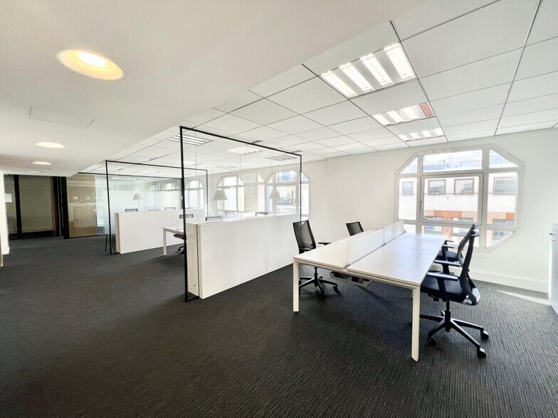 Office in Puteaux to rent - Interior Photo - Image 2 of 6
