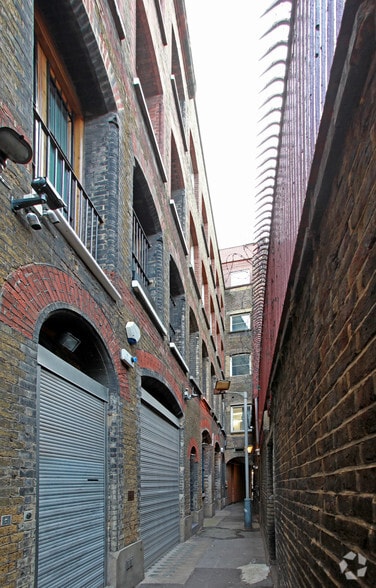 Faulkner's Aly, London to rent - Primary Photo - Image 1 of 12