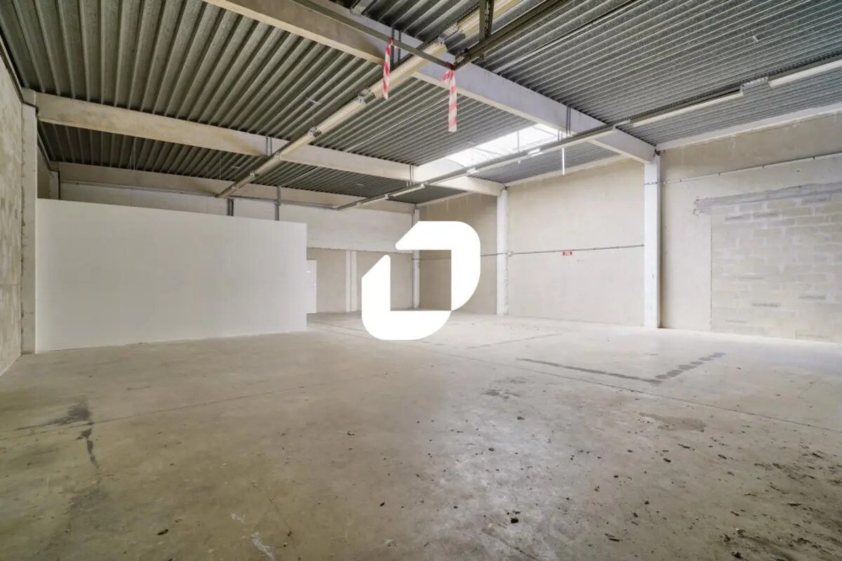 Light Industrial in Lognes to rent Interior Photo- Image 1 of 8